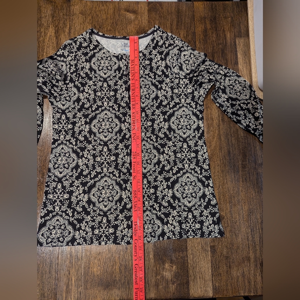 Croft & Barrow Floral Black‎ and White Tee - Picture 6 of 6